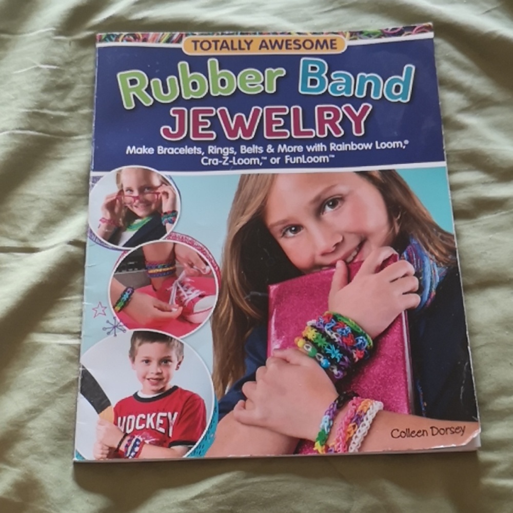Rubber band jewelery book 💜3 for 25 % off💜